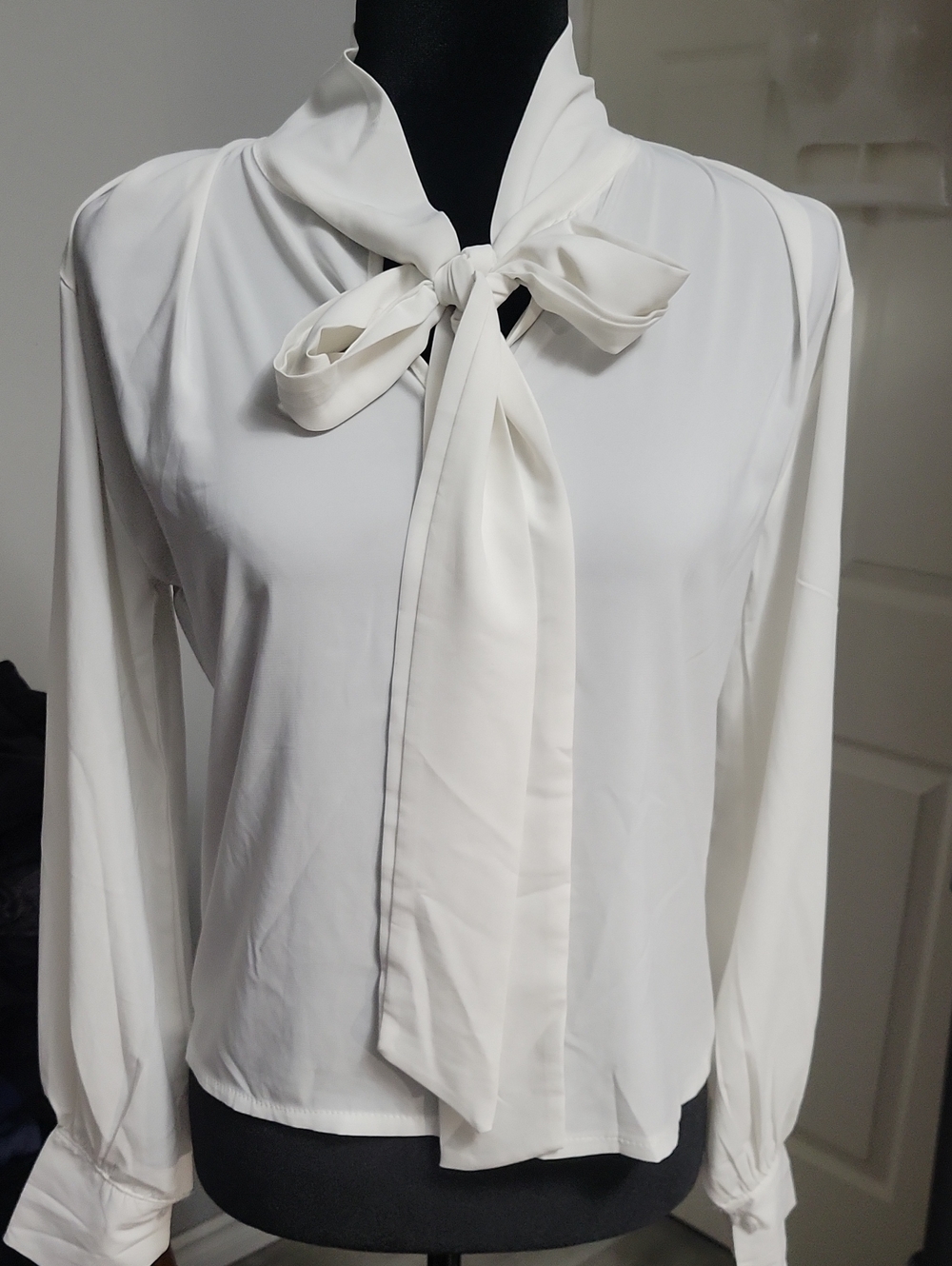 5/$20**No Brand Medium* White Lomg Sleeve Blouse With Long Tie At The Neck